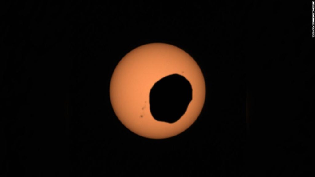 忍耐強いNASAローバーは火星の「ジャガイモ」月の日食を観察します