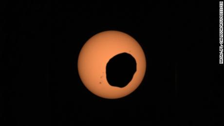 火星の日食を見ている忍耐力のローバー＆＃39; 運命＆＃39; じゃがいも＆＃39; 月