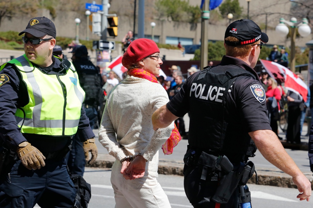 警察はデモに参加した人を逮捕します。