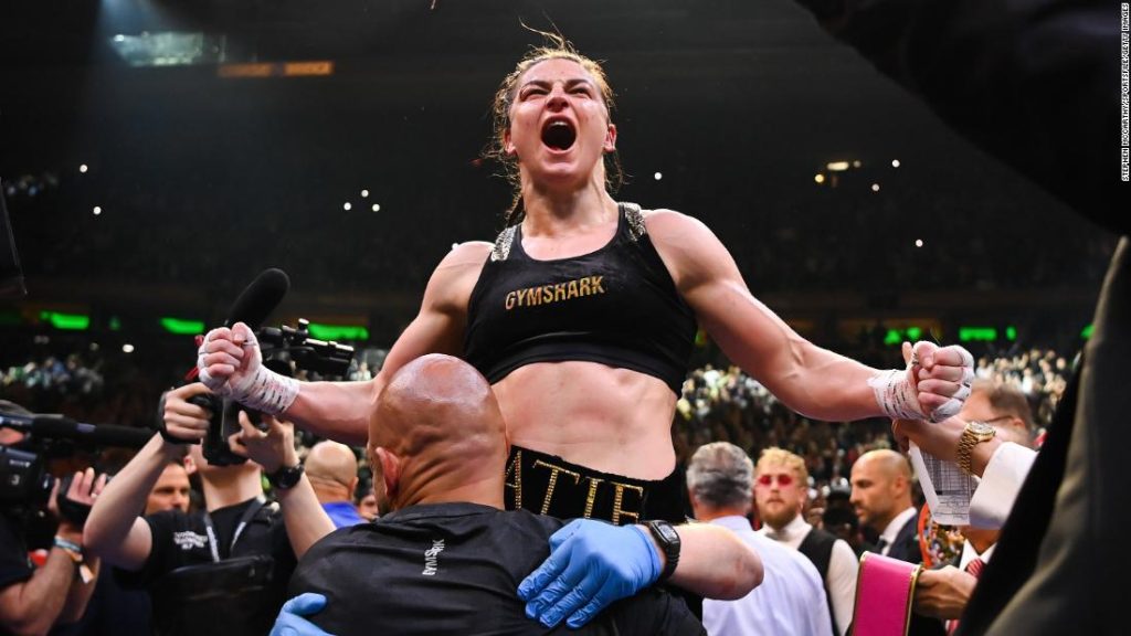 ケイティテイラーは、マディソンスクエアガーデンでの彼女の最初の双頭の女子ボクシングの試合でアマンダセラノを破った