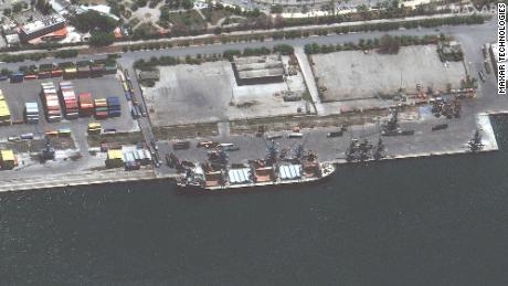 クローズアップは、2015年にシリアでラタキア港で殺害されたロシアの兵士にちなんで名付けられたMatrosPozynich船を示しています。