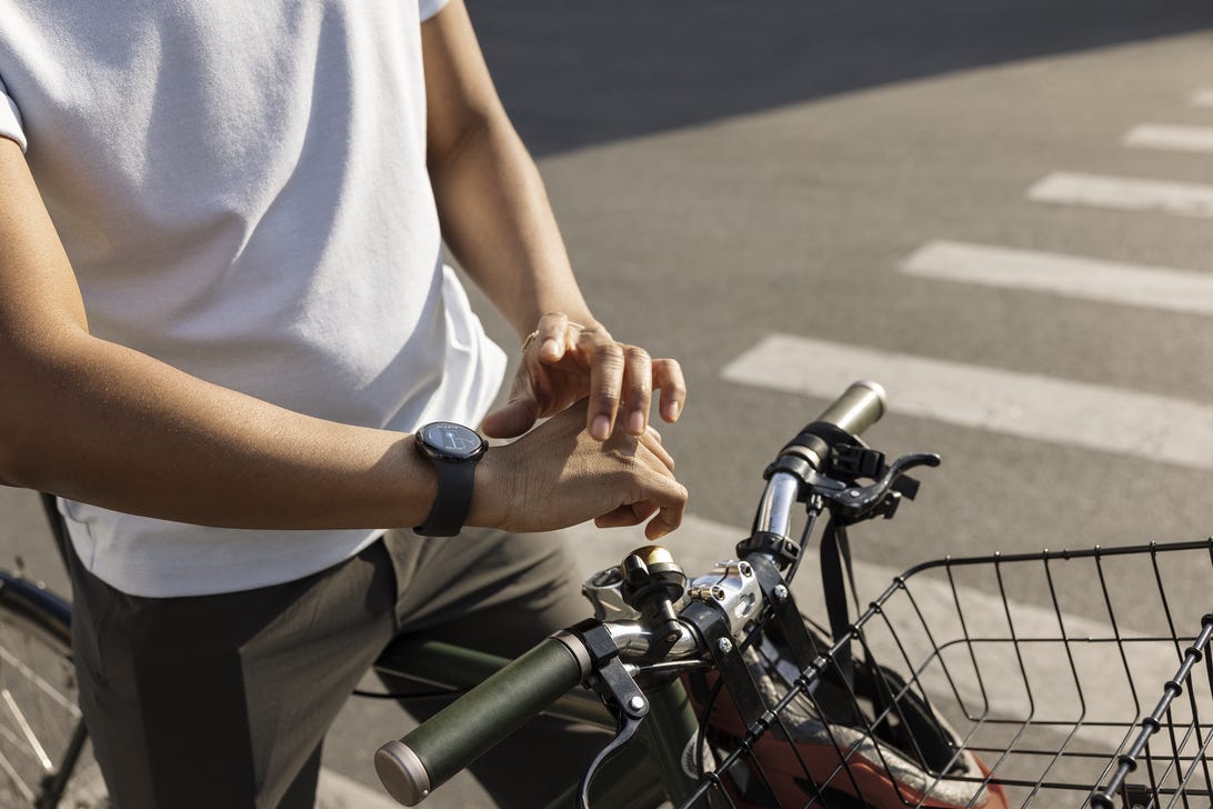 自転車に乗っている人が時計をチェックしている