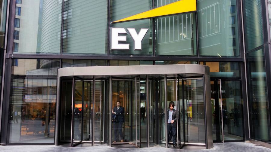 EYはIPOまたはグローバルアドバイザリービジネスの部分的売却を検討しています
