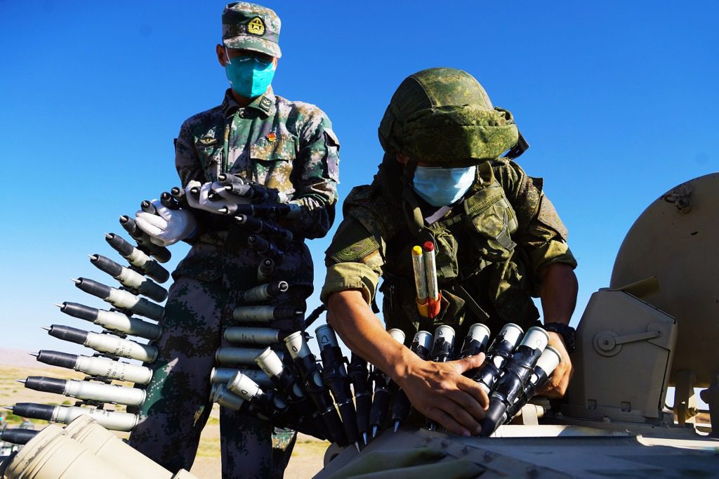 軍人は、中国軍とロシア軍の合同軍事演習のための装備を準備します。