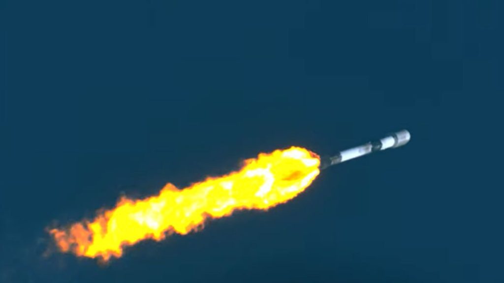 SpaceXロケットは、53個のスターリンク衛星を軌道に打ち上げて海に着陸させます