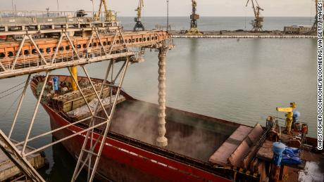 2022年1月13日木曜日、ウクライナのマリウポリにあるマリウポリ港のUkrTransAgro LLC穀物ターミナルで、穀物を積んだ一般貨物船MedusaSがトルコ行き。  