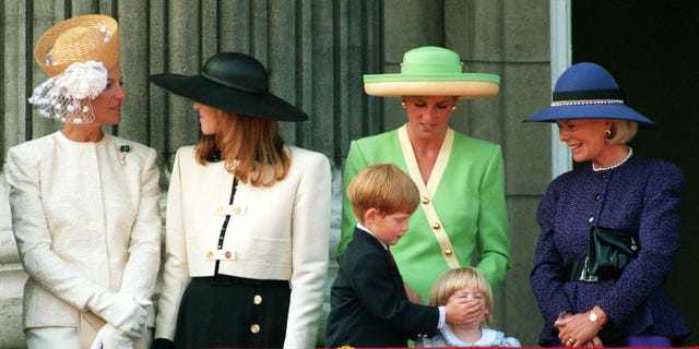 ハリー王子は6歳の誕生日に、2歳のベアトリス王女の口に手を置き、バトルオブブリテンの50周年記念パレードを見るために、ウェールズ王女と王室の他のメンバーに加わります。朝。 