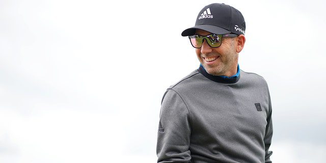 セルヒオガルシアは、2022年6月9日にイギリスのセントオールバンズで開催されたLIVゴルフインビテーショナルの初日中に微笑んでいます。