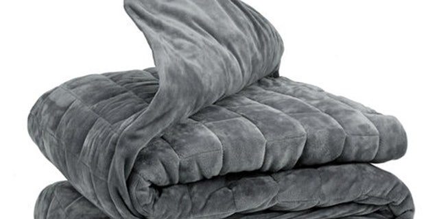 この12ポンドの毛布は低アレルギー性で絹のような柔らかいです。  （HollanderSleepProducts.com）