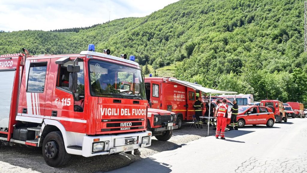 モンテクズナ：イタリアでのヘリコプターの墜落で7人が死亡
