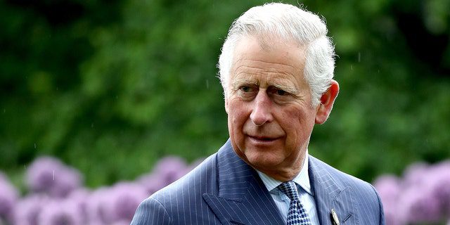 ロンドン、イギリス-5月17日：チャールズ皇太子、イギリスのロンドンで2017年5月17日にキューガーデンを訪問中の同窓生の間のプリンスオブウェールズ。 