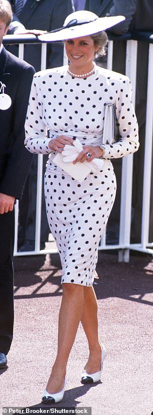 ダイアナ妃は1988年にロイヤルアスコットでおそろいの白い水玉模様のドレスと白い帽子をかぶっていました