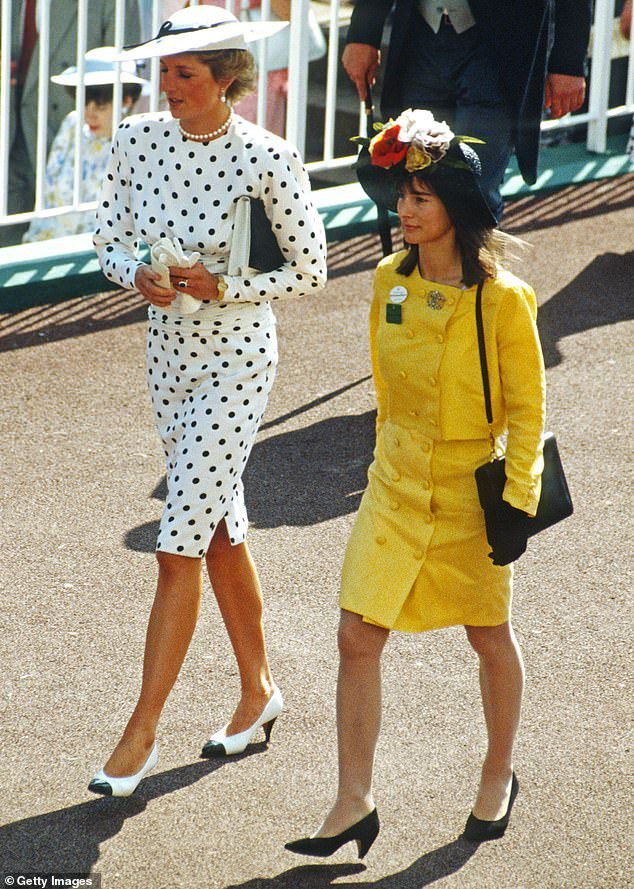 ケイトは、ダイアナが30年前に同じイベントで行ったように、大きくて平らな帽子を選びました。 上の写真：1988年6月のダイアナ妃