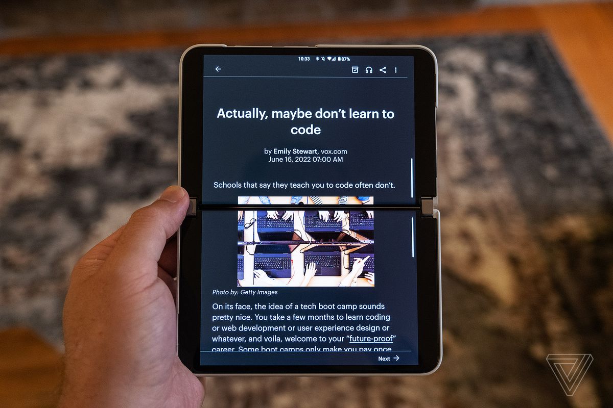 Pocket Androidアプリは、Surface Duo 2の両方の画面に、縦向きにしたまま記事を表示します。