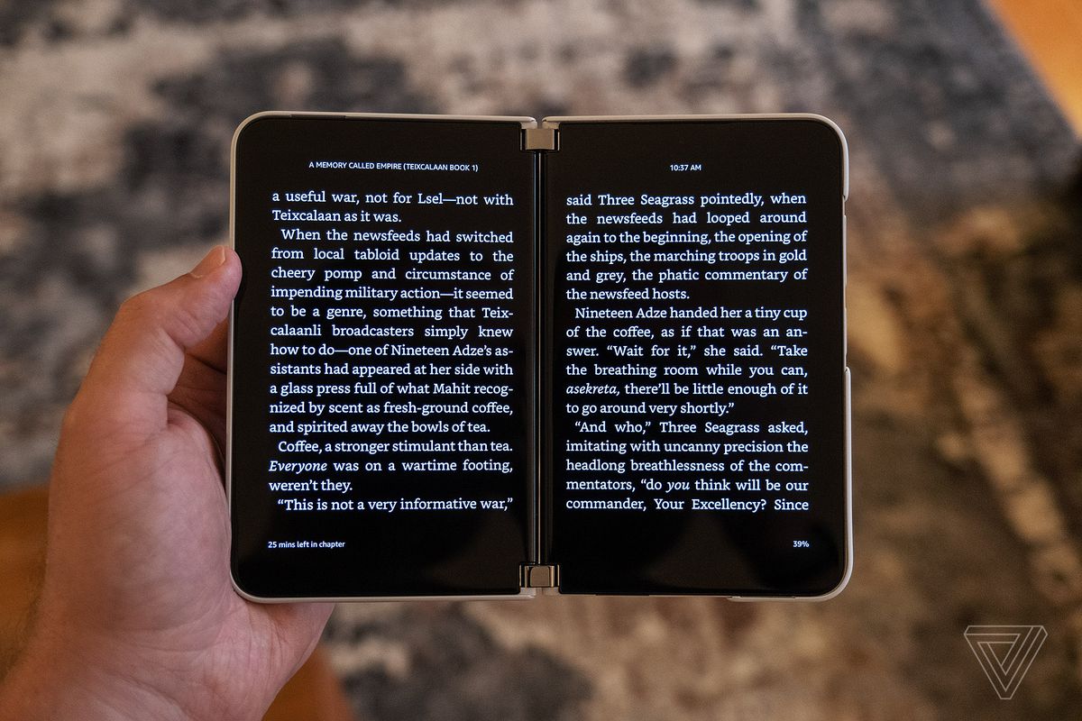 Kindleの電子書籍が両方の画面に広がるMicrosoftSurfaceDuo 2