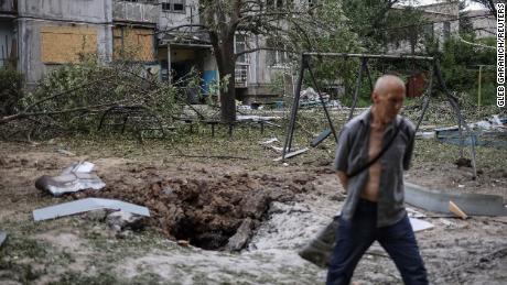 地元住民は、2022年6月13日、ウクライナのバクムットで、ロシアがウクライナに侵攻している最中に、ミサイル攻撃で破壊されたアパートの建物を通り過ぎました。 