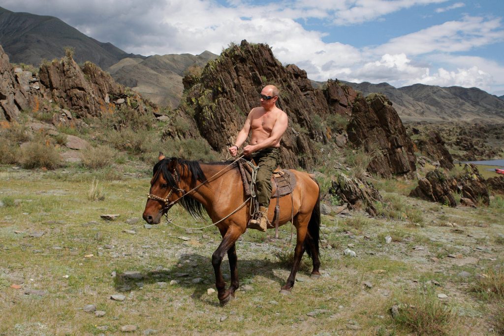 ロシアのウラジーミルプチン大統領はシャツなしで馬に乗る。