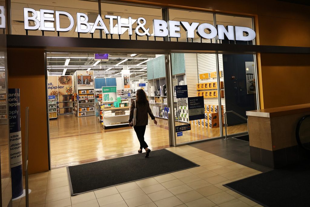 買い物客がBedBath＆Beyondストアに入ります。
