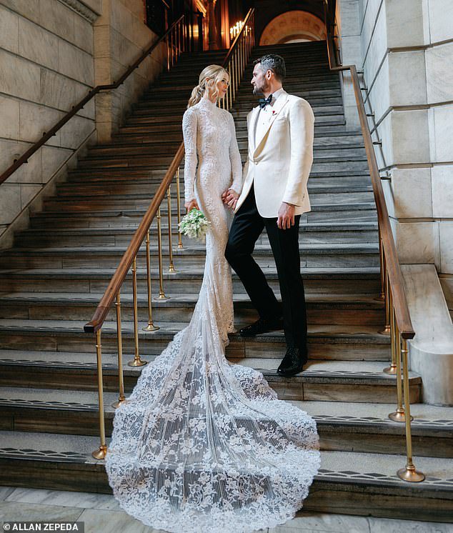 パーティー：ケビンとケイトは、ギャツビーをテーマにした素晴らしい結婚式を開催しました。花嫁は、花のディテールが施された白いフィギュアを抱き締めるドレスを着て頭を回しました。