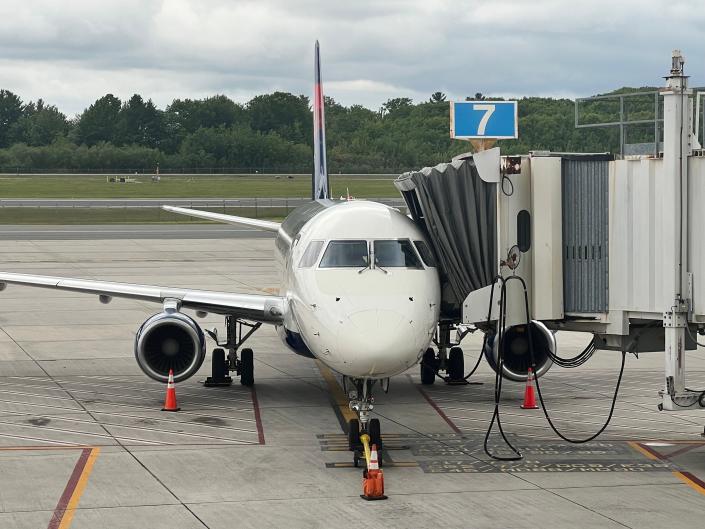デルタ航空は、7月から8月初旬まで毎日100便を削減しています。