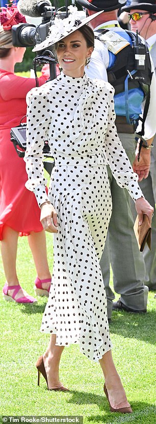 ケンブリッジ公爵夫人は、今日、亡くなった義母のダイアナ妃に敬意を表して、1,970ポンドのアレッサンドラリッチの格子縞のドレスを着ていました。