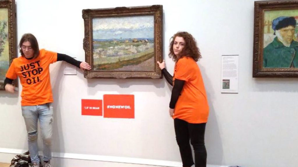 ロンドン博物館でヴィンセント・ヴァン・ゴッホの絵に手を差し伸べている英国の気候活動家