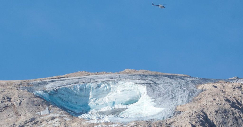イタリアの氷河が崩壊した後、救助隊は山をスキャンして行方不明者を探します