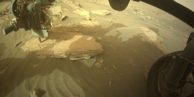 NASAの火星パーサヴィアランス宇宙船は、右側の危険を回避するために、背面のフロントカメラを使用して前面のこの領域の画像をキャプチャしましたA。  。