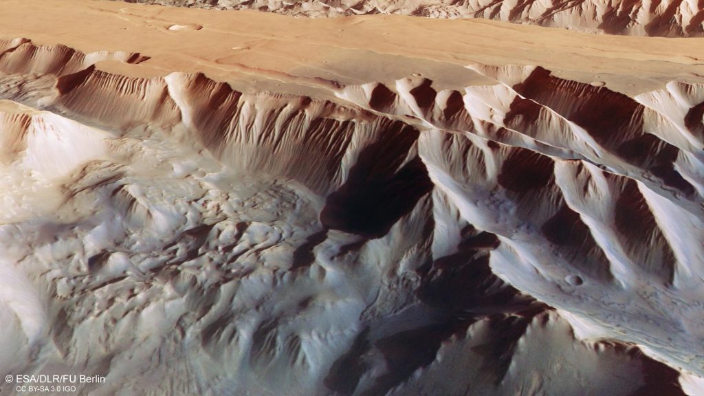 マーズエクスプレスは、巨大な火星の谷の見事な画像をキャプチャします