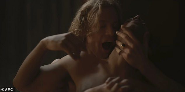 プレビューでは、レスタトがルーイを首を噛む吸血鬼に変えているのが見られます