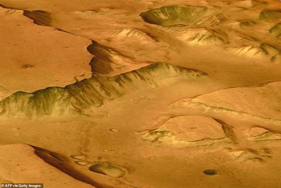 マーズエクスプレスが撮影したこの画像は、太陽系で最大の峡谷であるマリネリス峡谷の東の地域にあるメサの斜視図を示しています。