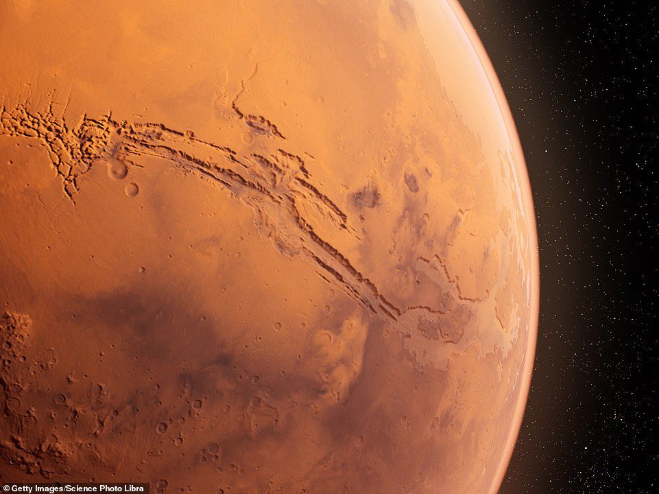 上の画像では、太陽系で最大の谷である赤い惑星のマリネリス峡谷のコンピューターイラスト