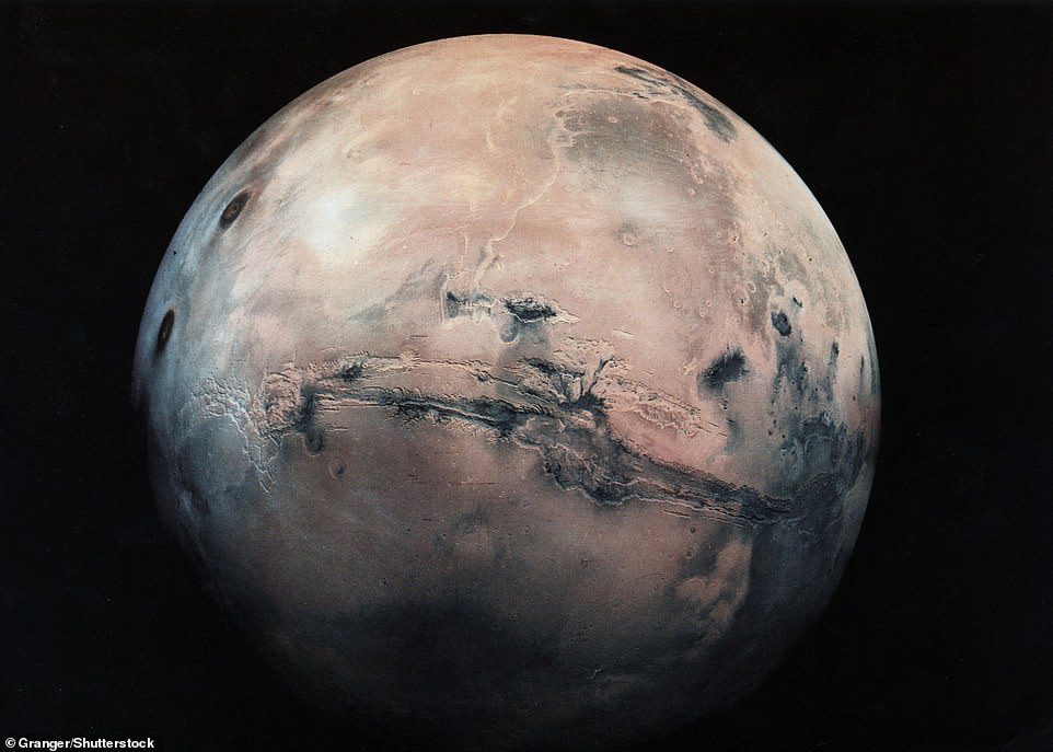 惑星の円周のおよそ4分の1にまたがる赤い惑星の巨大なヴァレスマリネリスは、グレンジャーグループからのこの画像の上（中央）に見えます。