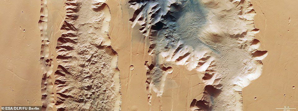 赤い惑星の巨大な谷は、欧州宇宙機関によってリリースされた新しい画像で明らかにされました。 新しい画像は、マリネリス峡谷の西部の一部を形成する2つの塹壕またはカズマを表しています。 左側は521マイルの長さのLusChasmaで、右側は500マイルの長さのTithoniumChasmaです。