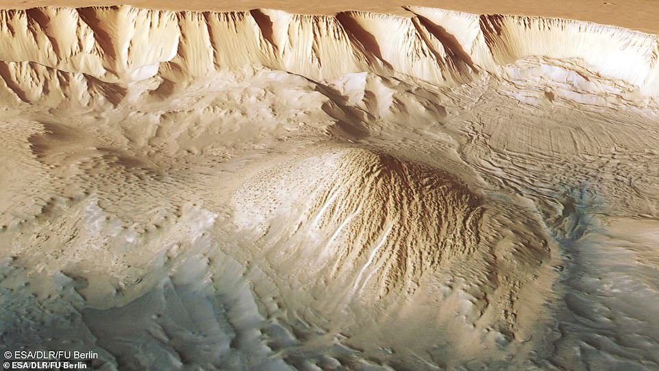 このテトニウムチャスマの画像は、最近の地滑りを示す平行線とがれきの山（右上）を示しています。