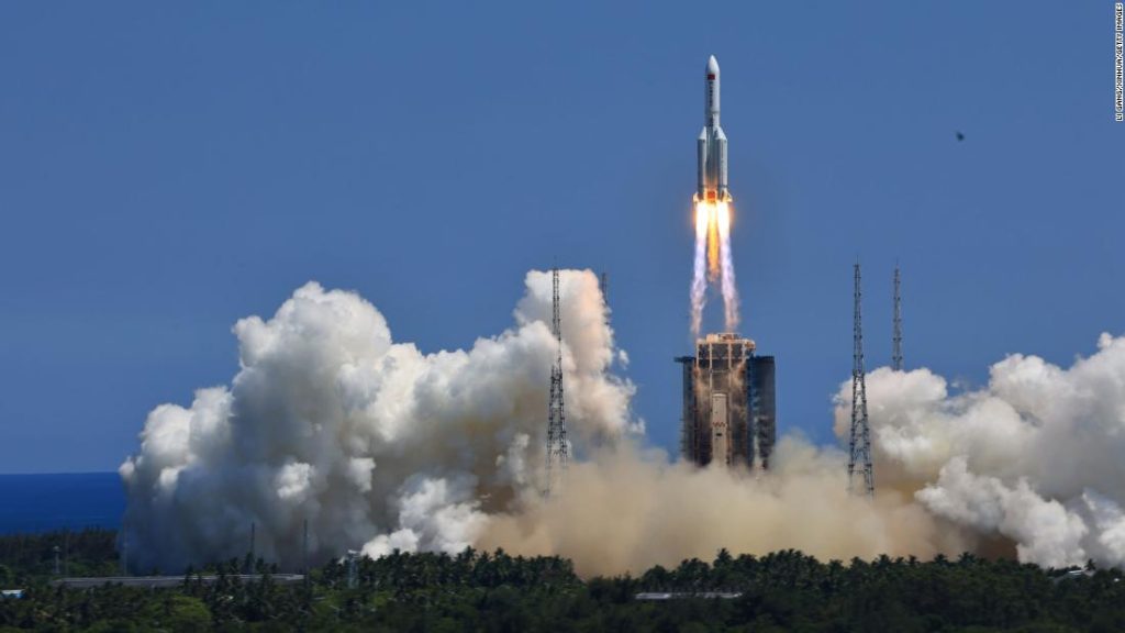 21トンの中国のロケットは宇宙ステーションの打ち上げ後に地球に落下します