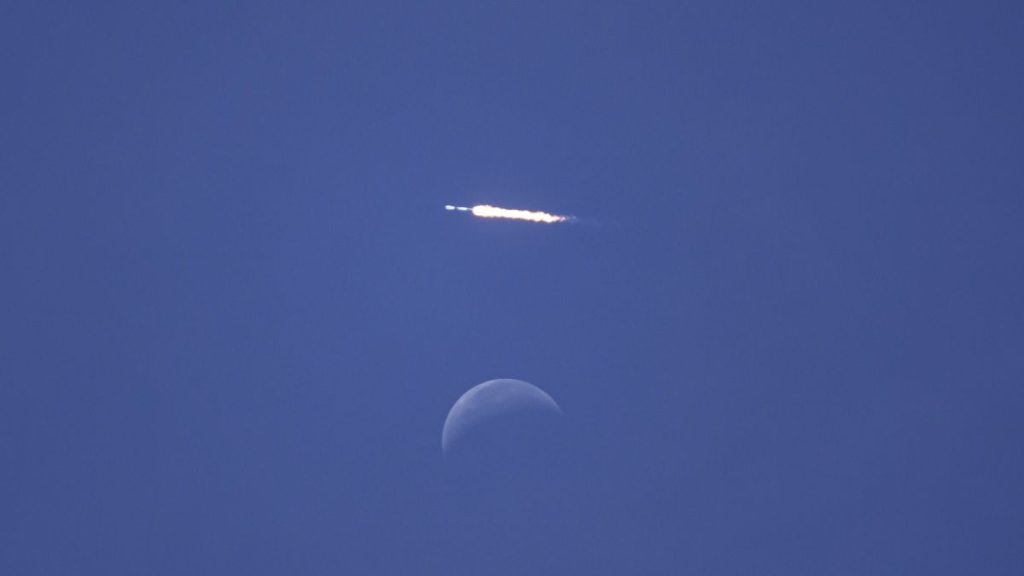 SpaceX Falcon 9ロケットが月面を飛ぶのを見る（ビデオ）