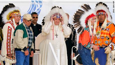 教皇フランシスコは、月曜日にアルバータ州エドモントンのマスクワシスでアボリジニの人々を訪問している間、スカーフを着用しています。