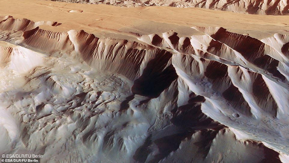 火星のマリネリス峡谷構造の一部を形成するティソニウム谷のこの歪んだ透視図（上の写真）は、欧州宇宙機関のマーズエクスプレスの高解像度ステレオカメラの数値地形モデル、アナログおよびカラーチャネルから作成されました。