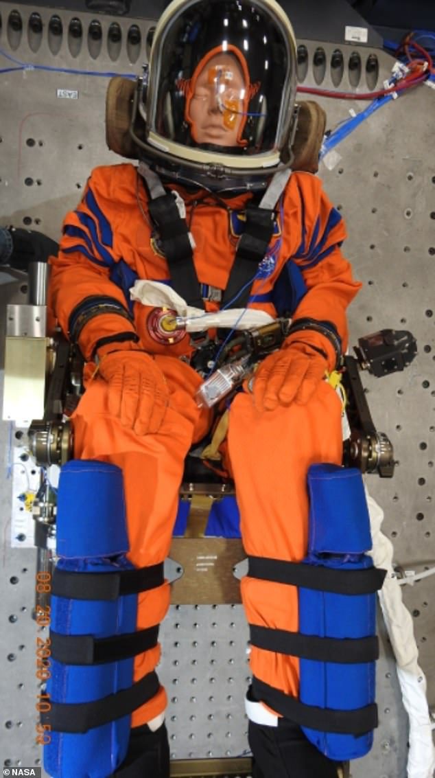 NASA のエンジニアは、適切なモデル (「コマンダー モネキン キャンパス」として知られている) を使用して、ケネディ宇宙センターで振動テストを実行します。 それはオリオン宇宙船に乗って飛ぶでしょう