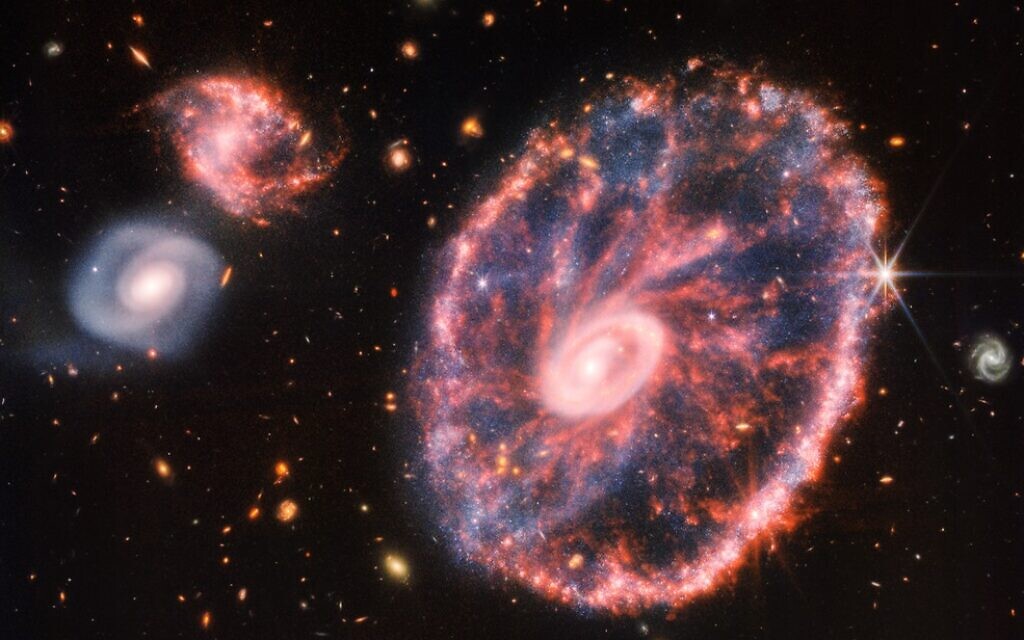 ウェッブ望遠鏡は、5 億光年離れたカラフルな側転銀河を捉えています