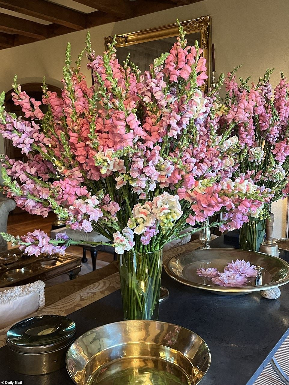 ゴージャス: マーサもテーブルに沿ってピンクと白の花のアレンジメントを持っていました