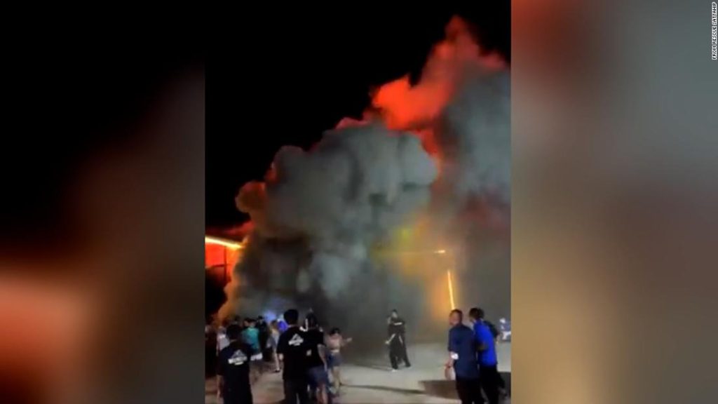 タイのナイトクラブで火災: 建物を飲み込んだ火災で 14 人が死亡