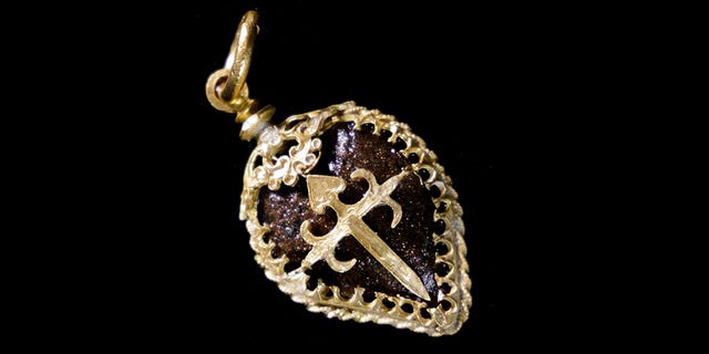 金のネックレスにはインドの胃石が使われているようです。