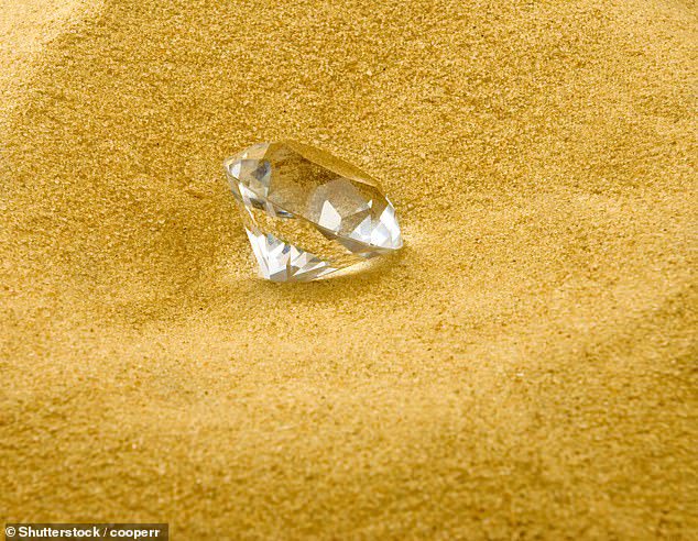 スチュワートが専門家に持って行った後、男性の指の爪のサイズの巨大なダイヤモンドは100,000ドルと評価されました（ストックフォト）