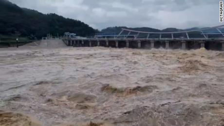 2022 年 8 月 8 日、大雨の中、韓国のソウルで洪水が発生。