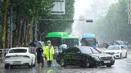 8 月 9 日、大雨で車が道路を塞いでいる韓国のソウル。