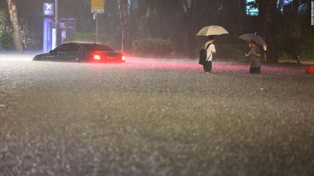 ソウルの洪水: 建物が浸水し、車が浸水したため、記録的な雨が韓国の首都で少なくとも 9 人を殺した