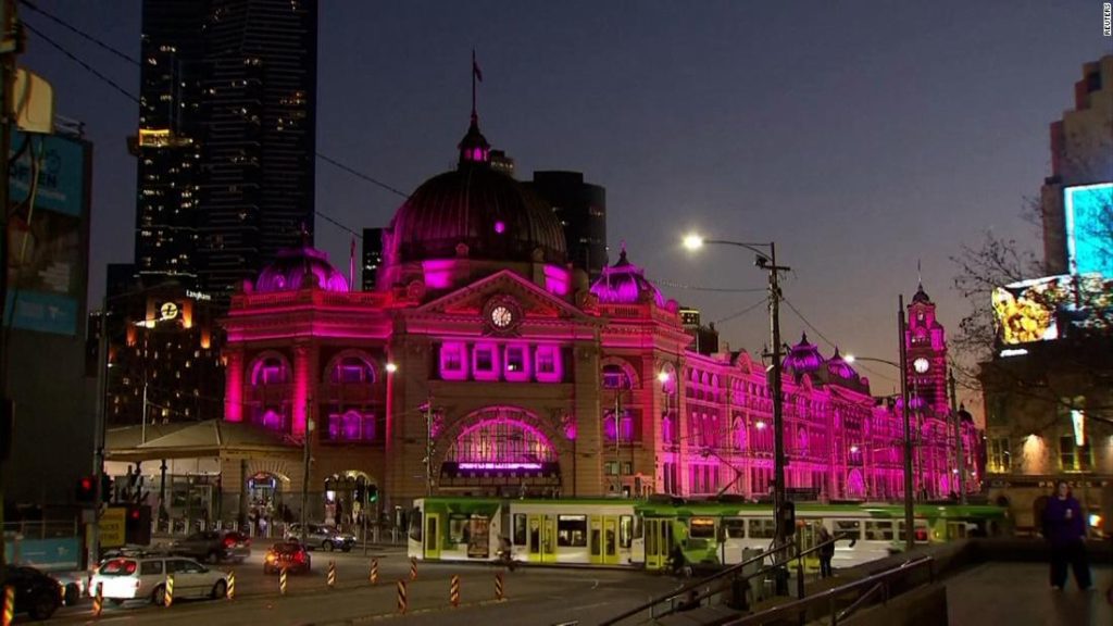 オリビア・ニュートン・ジョン：オーストラリアのランドマークがピンク色に光り、歌手とがん活動家を称える
