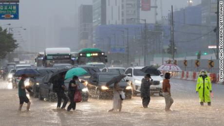 記録的な大雨により、ソウルで建物や車が浸水し、少なくとも 9 人が死亡した
